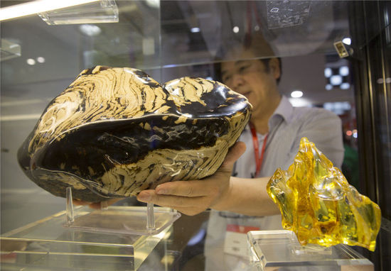 2016年5月5日，上海。2016上海國際珠寶首飾展覽會，在上海世博展覽館開幕。據(jù)悉，2015年，我國黃金珠寶首飾業(yè)終端零售超過了5000億人民幣，呈現(xiàn)增長勢頭。本屆展覽吸引了國內(nèi)外優(yōu)質(zhì)珠寶商齊聚申城，為時尚之都獻(xiàn)上一場珠寶界的視覺狂歡，規(guī)模創(chuàng)歷年之最。市民可以領(lǐng)略最前沿的國際珠寶流行趨勢，欣賞最罕見的世界收藏級珠寶。[!--empirenews.page--]