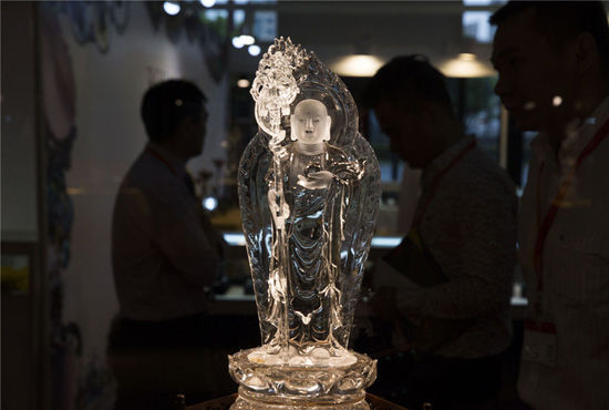 2016上海國際珠寶首飾展 奇珍異寶匯聚(圖7) 2016年5月5日,上海。2016上海國際珠寶首飾展覽會,在上海世博展覽館開幕。據(jù)悉,2015年,我國黃金珠寶首飾業(yè)終端零售超過了5000億人民幣,呈現(xiàn)增長勢頭。本屆展覽吸引了國內(nèi)外優(yōu)質(zhì)珠寶商齊聚申城,為時尚之都獻(xiàn)上一場珠寶界的視覺狂歡,規(guī)模創(chuàng)歷年之最。市民可以領(lǐng)略最前沿的國際珠寶流行趨勢,欣賞最罕見的世界收藏級珠寶。