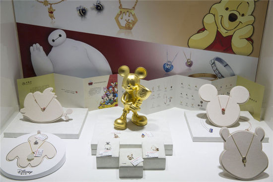 2016年5月5日，上海。2016上海國際珠寶首飾展覽會，在上海世博展覽館開幕。據(jù)悉，2015年，我國黃金珠寶首飾業(yè)終端零售超過了5000億人民幣，呈現(xiàn)增長勢頭。本屆展覽吸引了國內(nèi)外優(yōu)質(zhì)珠寶商齊聚申城，為時尚之都獻(xiàn)上一場珠寶界的視覺狂歡，規(guī)模創(chuàng)歷年之最。市民可以領(lǐng)略最前沿的國際珠寶流行趨勢，欣賞最罕見的世界收藏級珠寶。[!--empirenews.page--]