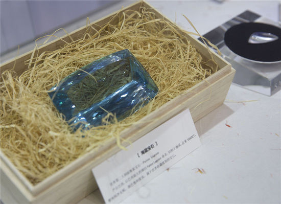 2016年5月5日，上海。2016上海國際珠寶首飾展覽會，在上海世博展覽館開幕。據(jù)悉，2015年，我國黃金珠寶首飾業(yè)終端零售超過了5000億人民幣，呈現(xiàn)增長勢頭。本屆展覽吸引了國內(nèi)外優(yōu)質(zhì)珠寶商齊聚申城，為時尚之都獻(xiàn)上一場珠寶界的視覺狂歡，規(guī)模創(chuàng)歷年之最。市民可以領(lǐng)略最前沿的國際珠寶流行趨勢，欣賞最罕見的世界收藏級珠寶。[!--empirenews.page--]