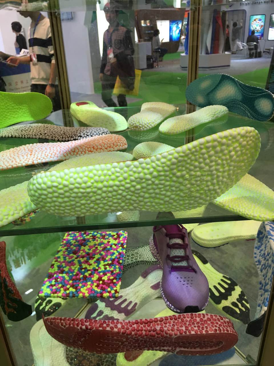 瑞展鞋材世界范圍內(nèi)首創(chuàng)多彩爆米花(圖3)